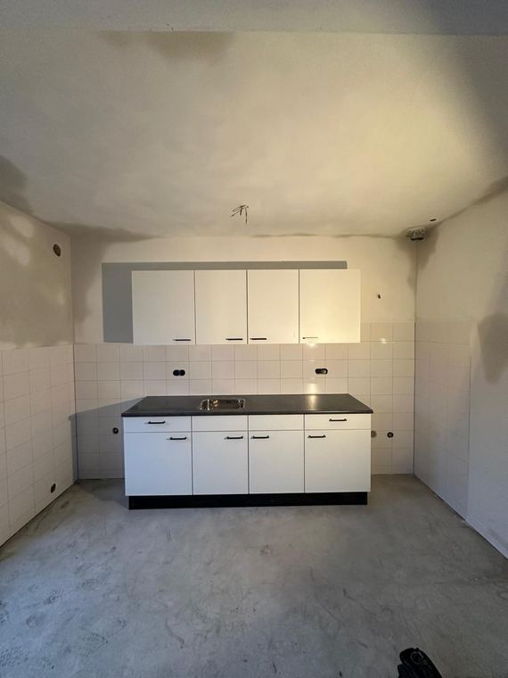Keuken met bovenkasten en werkblad