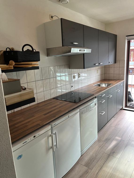 Geplaatste keuken met houten werkblad
