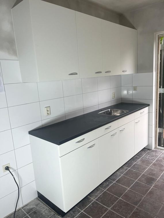 Keukenopstelling met zwart werkblad