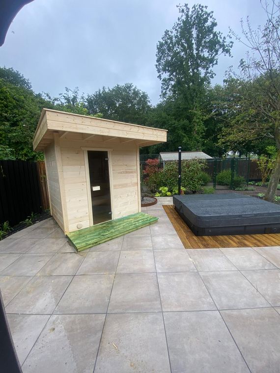 Tuinhuis met terras en hottub